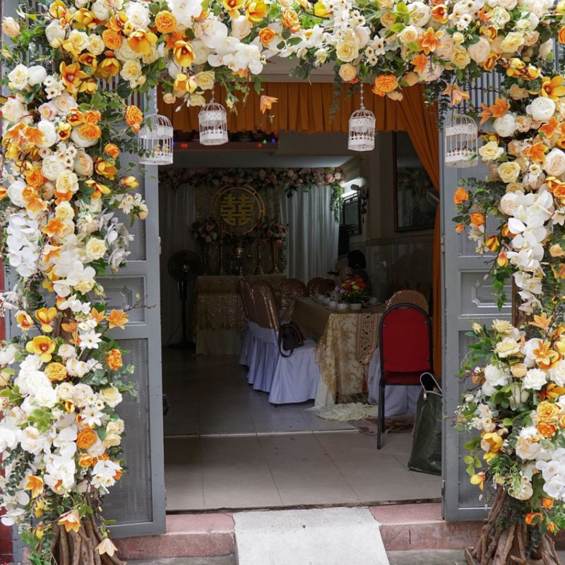 Cổng hoa cưới màu vàng