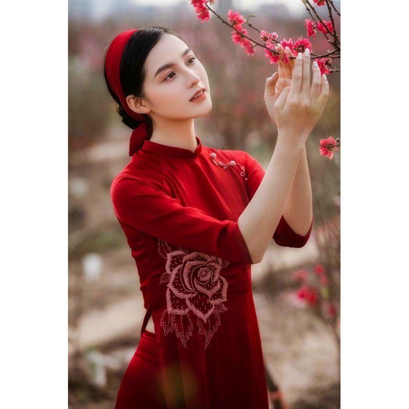 Áo dài nhung truyền thống màu đỏ thêu hoa cổ tròn