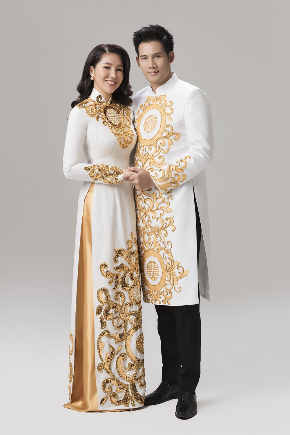 Áo dài cưới trắng cặp cô dâu chú rể họa tiết hạc vàng