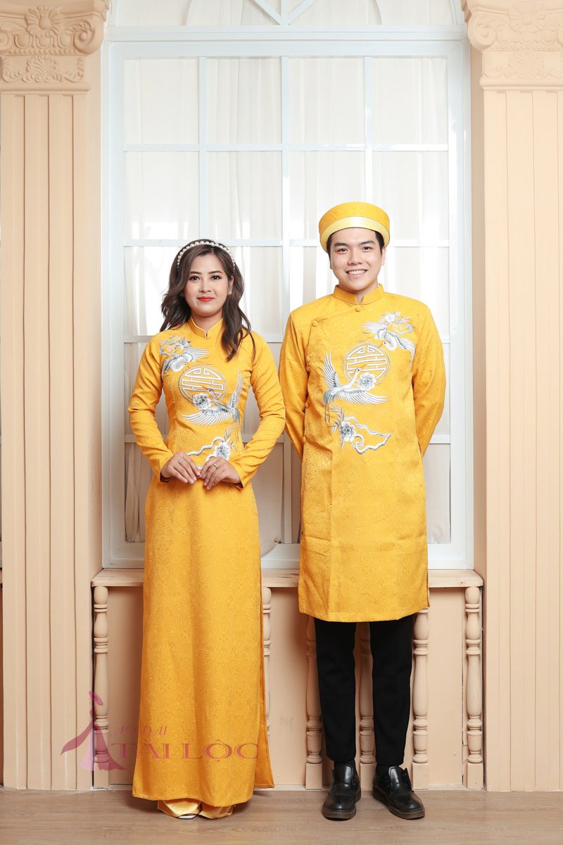 Áo dài cặp đôi màu vàng