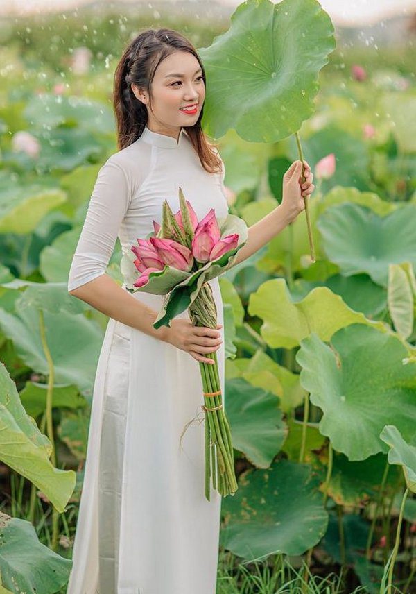 tư thế chụp ảnh với hoa sen rất Việt Nam và nữ tính
