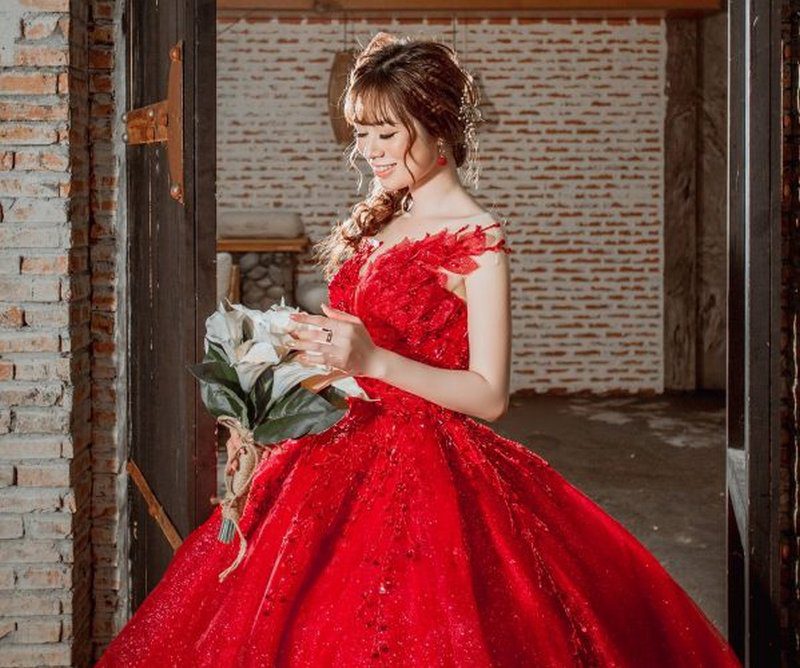 Váy cưới màu đỏ 2 dây
