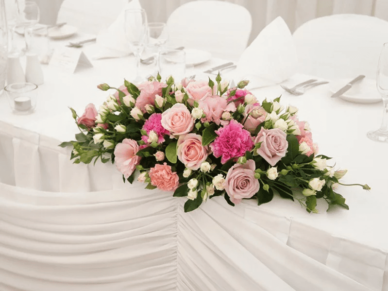 Cắm hoa dáng vát để bàn đám cưới 
