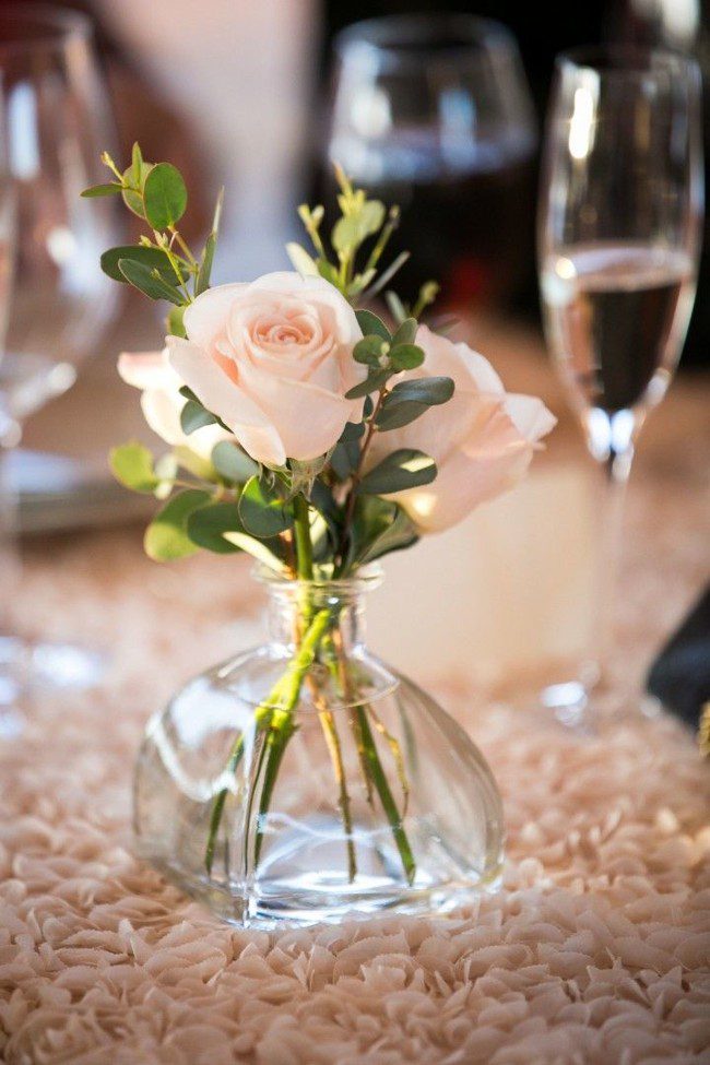 Hoa hồng kiêu sa để bàn ngày cưới 