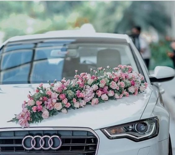 Trang trí xe hoa cưới với các bông hoa hồng tươi xinh 