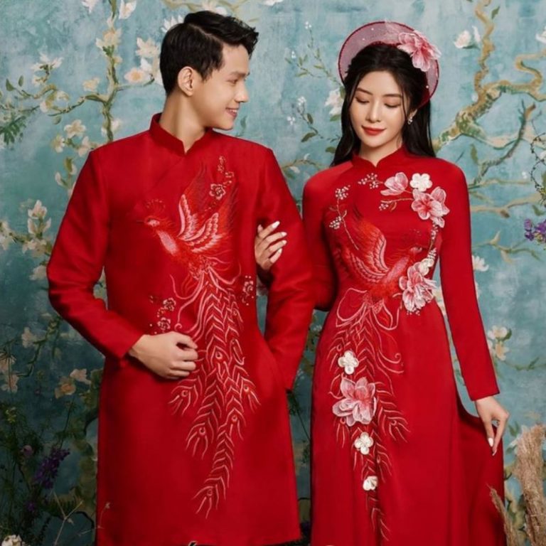 Áo dài cưới đỏ tối giản với chi tiết hoa đơn giản
