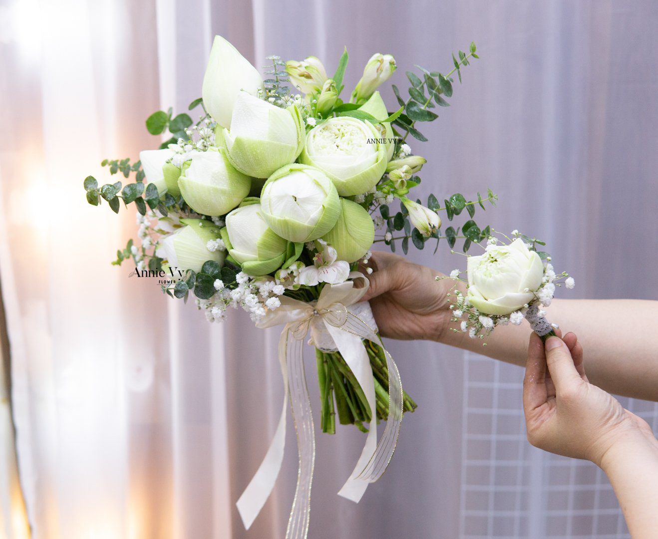 Bó hoa sen cưới cầm tay