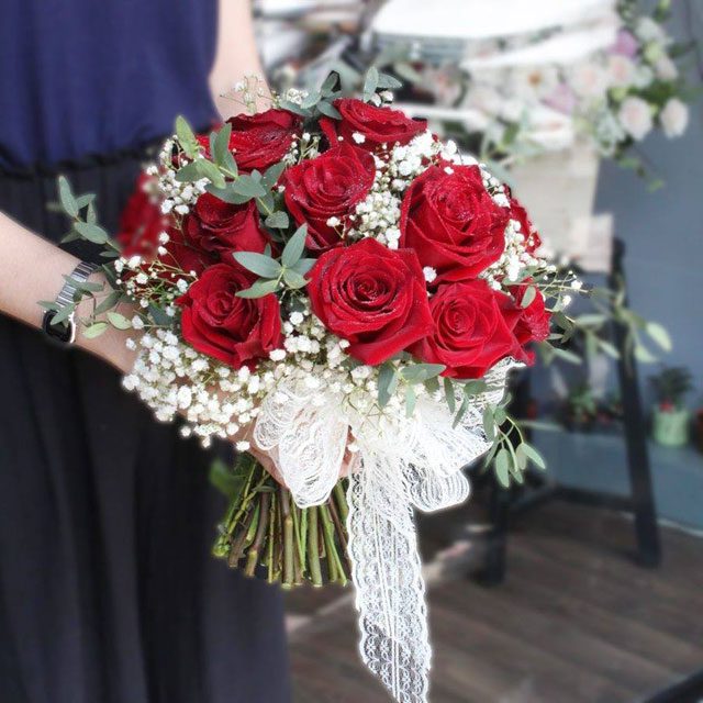 Hoa cưới cầm tay bằng hoa hồng