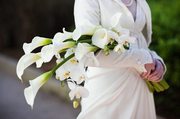 Hoa cưới cầm tay cô dâu bó dài