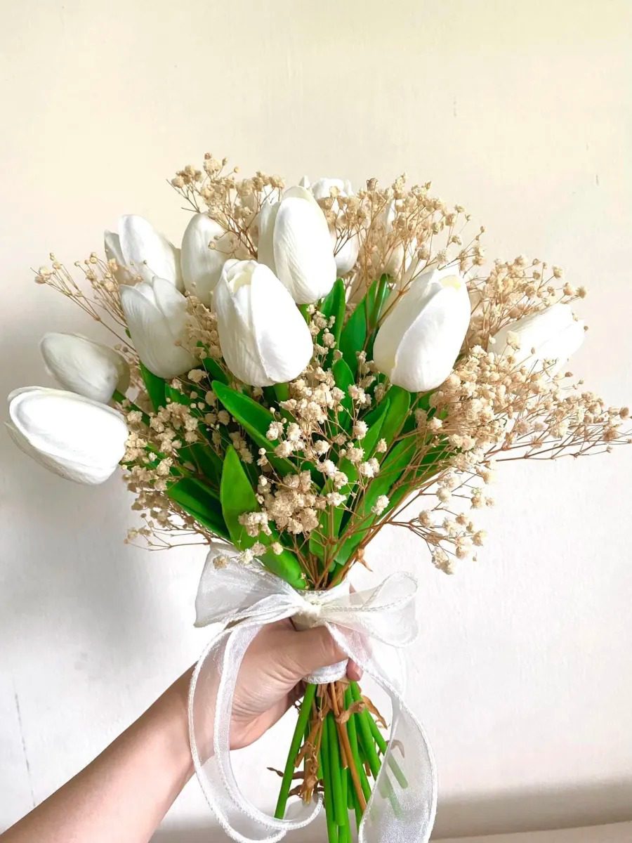 Hoa cưới tulip trắng phong cách và hiện đại